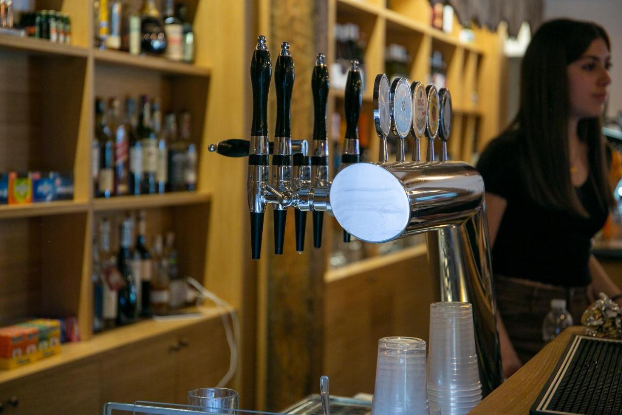 La Villetta Food & Drink Rooms For Rent - No Reception - 라킬라 외부 사진