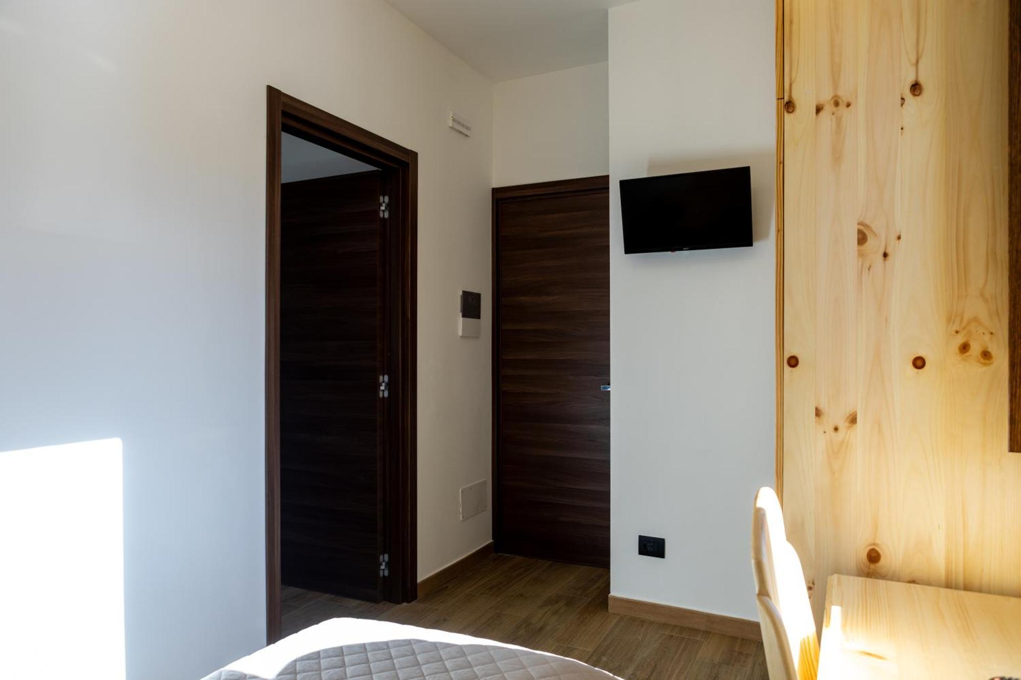 La Villetta Food & Drink Rooms For Rent - No Reception - 라킬라 외부 사진