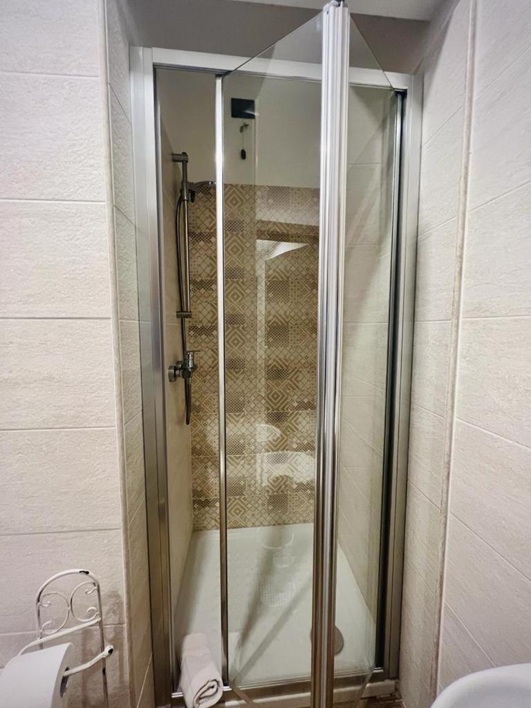 La Villetta Food & Drink Rooms For Rent - No Reception - 라킬라 외부 사진